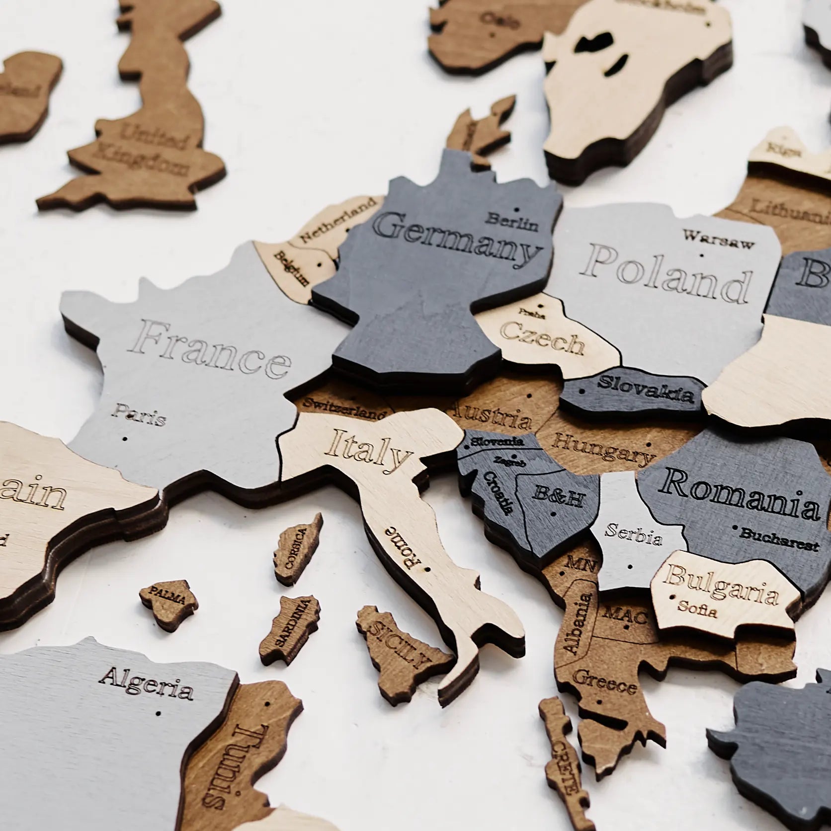 WOW WOOD wooden world maps in 8 European languages — English, German, French, Italian, Spanish, Polish, Dutch, Swedish