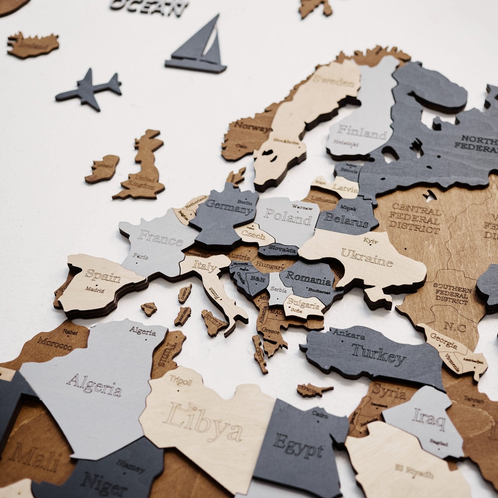 Premium Wanddekor 3D Weltkarte aus Holz in Deutsch mit Pins | Dunkelbraun - WOW WOOD