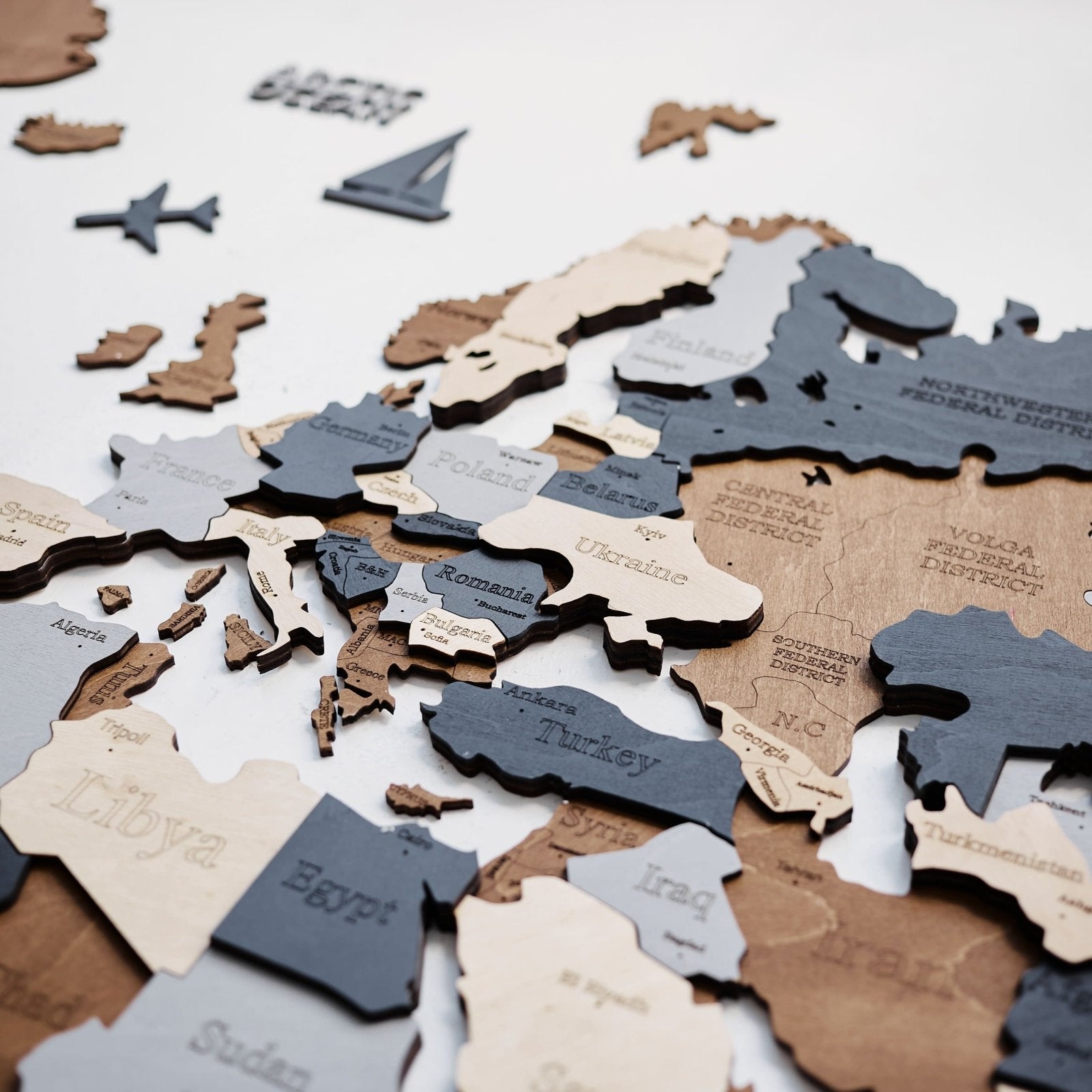 Premium Wanddekor 3D Weltkarte aus Holz in Deutsch mit Pins | Dunkelbraun - WOW WOOD