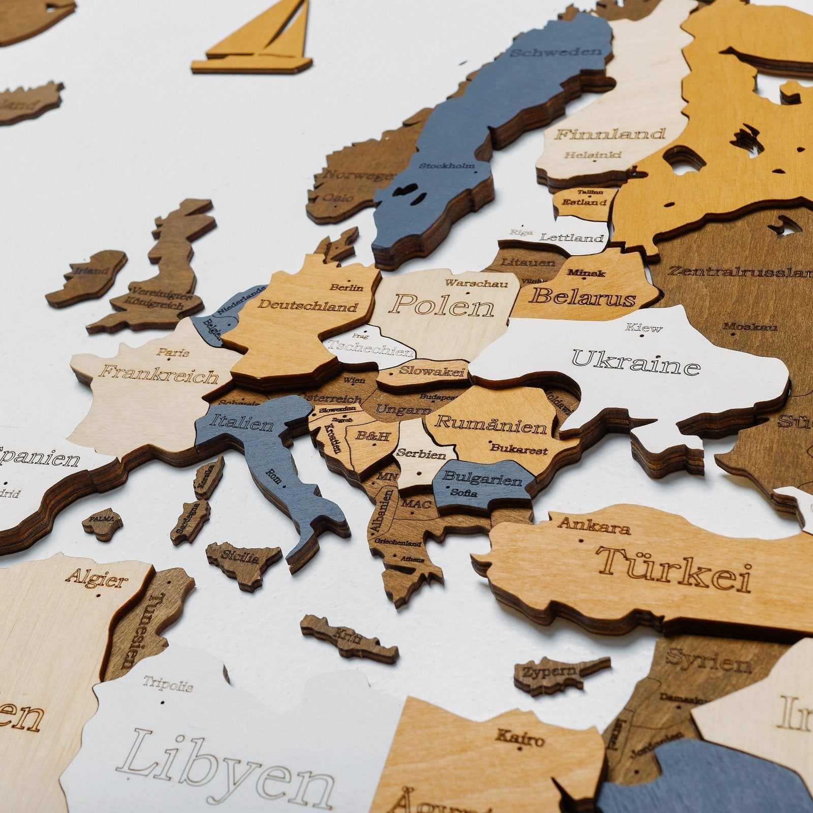 Premium Wanddekor 3D Weltkarte aus Holz in Deutsch mit Pins | Mehrfarbig - WOW WOOD