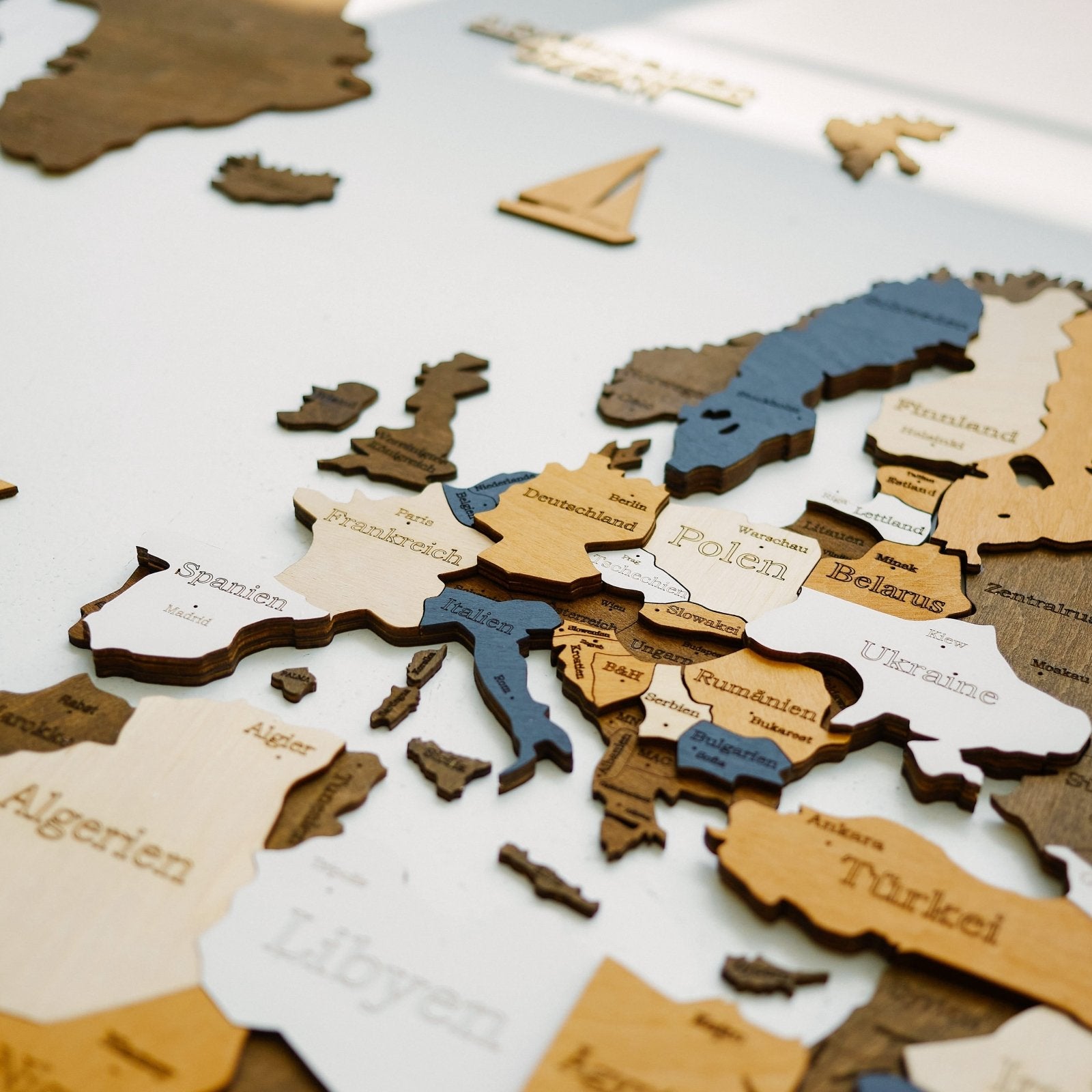 Premium Wanddekor 3D Weltkarte aus Holz in Deutsch mit Pins | Mehrfarbig - WOW WOOD