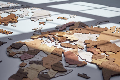 Drewniana mapa świata – jasne odcienie drewna | Duża dekoracja ścienna dla miłośników podróży