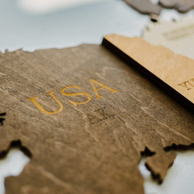 Premium Wanddekor 3D Weltkarte aus Holz in Deutsch mit Pins | Mehrfarbig - WOW WOOD